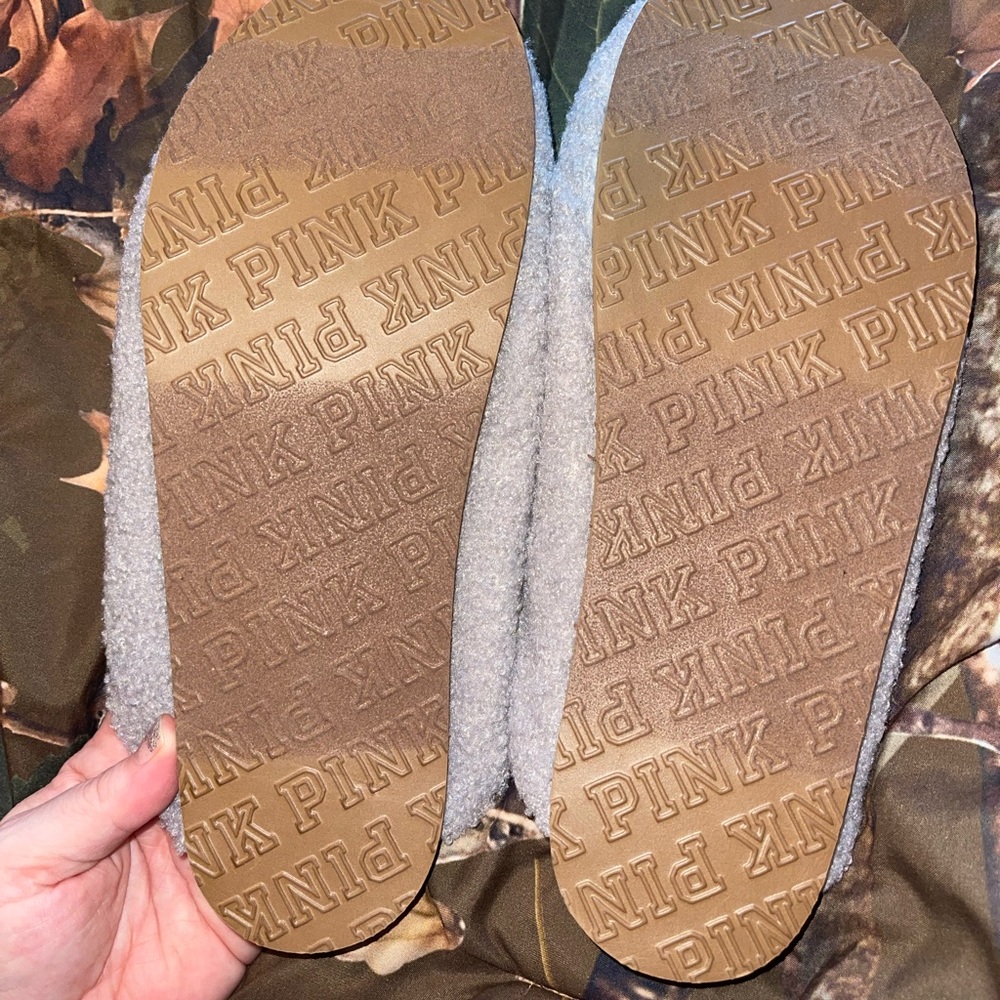 😎VS PINK sherpa clogs- PRICE FIRM😎 - Picture 4 of 5